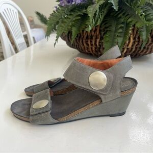 TAOS Carousel 2 Wedge sandals Grey Leather Adj Ankle Strap Sz 11/11.5 EU 42 Good